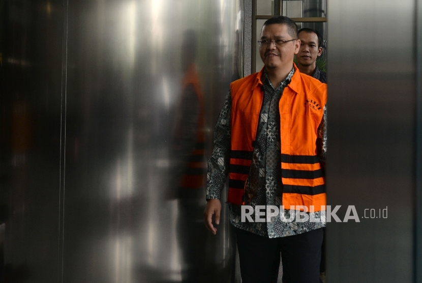 Anggota Komisi V DPR Yudi Widiana bersiap menjalani pemeriksaan di gedung KPK, Jakarta, Kamis (27/7).