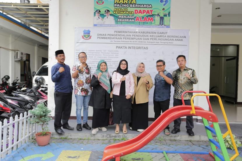 Anggota Komisi V DPRD Provinsi Jawa Barat Enjang Tedi saat di UPTD PPSGRA Kabupaten Garut, Kecamatan Cisurupan, Kabupaten Garut, Jumat (2/2/2024).