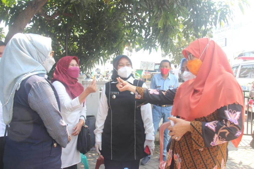 Anggota Komisi V DPRD Provinsi Jawa Barat, melakukan kunjungan pemantauan program vaksinasi keluarga, bagi keluarga berusia diatas 12 tahun yang bertempat di klinik Nur Efan Medika , Kabupaten Karawang, beberapa waktu lalu.