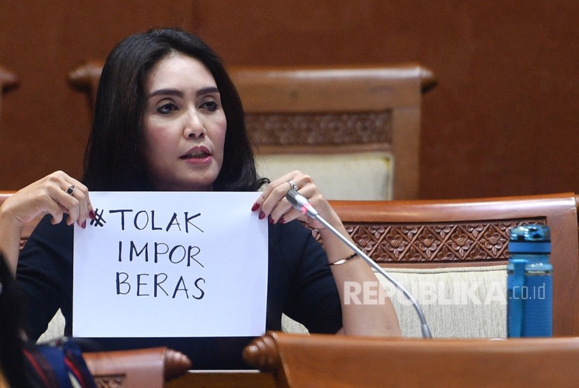 Member of Commission VI of the House of Representatives of PDIP Rieke Diah Pitaloka shows the text of rejecting rice imports following the Working Meeting with Trade Minister Enggartiasto Lukita and President Director of Bulog Djarot Kusumayakti at Parliament complex, Senayan, Jakarta, Thursday (January 18).