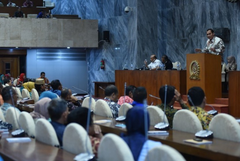 Anggota Komisi VI DPR RI Bambang Haryo  saat beraudiensi dengan 450 perwakilan Gabungan Kelompok Tani (Gapoktan) Gresik-Lamongan di Gedung DPR RI, Senayan, Jakarta, Senin (9/10). 
