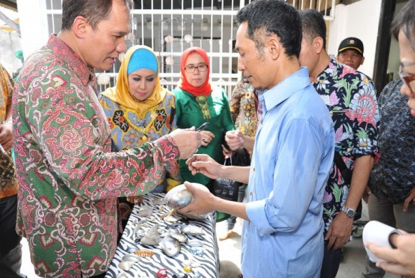 Anggota Komisi VI DPR RI Bambang Haryo Soekartono mengunjungi sentra industri kecil menengah.