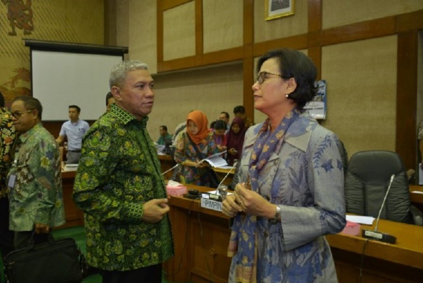 anggota Komisi VI DPR RI Iskandar Dzulkarnain Syaichu (kiri) berbincang dengan Menteri Keuangan, Sri Mulyani (kanan)