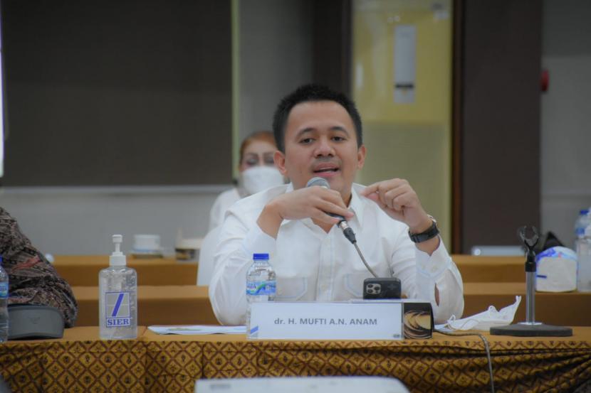 Anggota Komisi VI DPR RI, Mufti Anam saat melakukan kunjungan kerja ke PT SIER Surabaya, Selasa (30/11).
