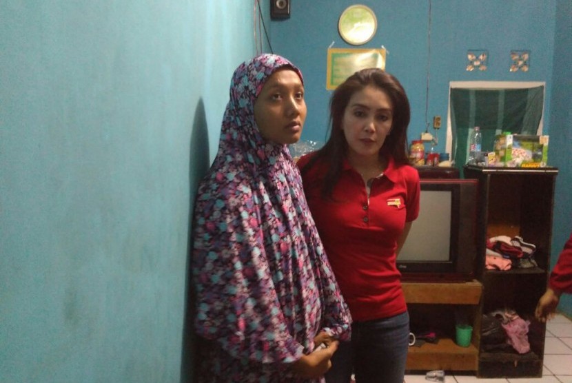 Anggota Komisi VI DPR RI Rieke Diah Pitaloka mengunjungi rumah duka korban pembakaran Muhammad Alzahra (Joya) di Kampung Jati, Cikarang Kota, Cikarang Utara, Kabupaten Bekasi, Ahad (6/8).