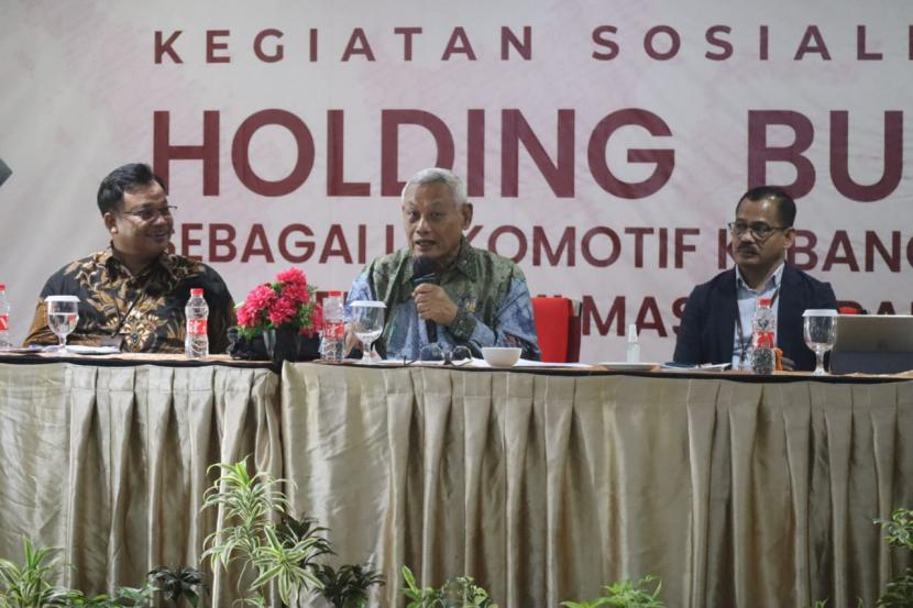 Anggota Komisi VI DPR RI Subardi (tengah) saat mengisi agenda Sosialisasi Holding BUMN Sebagai Lokomotif Kebangkitan Ekonomi Masa Depan di Hotel Merapi Merbabu, Seturan, Sleman, Sabtu (22/10/2022).