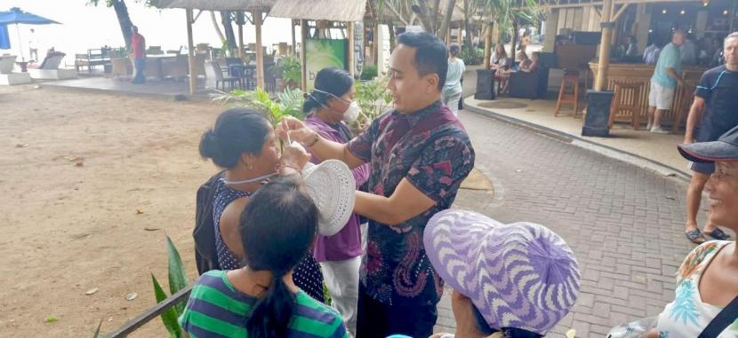 Anggota Komisi VI DPR RI/Fraksi Demokrat dapil Bali Putu Supadma Rudana membagikan ratusan masker kepada masyarakat Bali secara gratis pada Jumat (13/3) pagi.