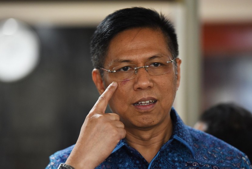 Anggota Komisi VII DPR dari Fraksi Demokrat Mulyadi menunjukkan luka di wajahnya usai melaporkan kasus pemukulan dirinya oleh rekannya Mustofa Assegaf dari Fraksi PPP di Kompleks Parlemen, Jakarta, Kamis (9/4). (Antara/Akbar Nugroho Gumay)