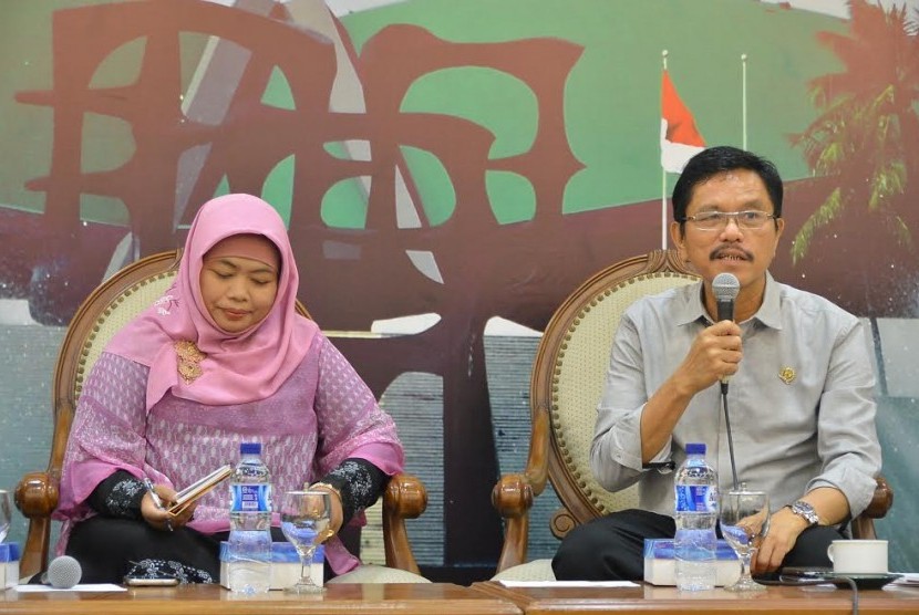 Anggota Komisi VII DPR RI Ramson Siagian (kanan) dan ekonom INDEF Enny Sri Hartati (kiri).