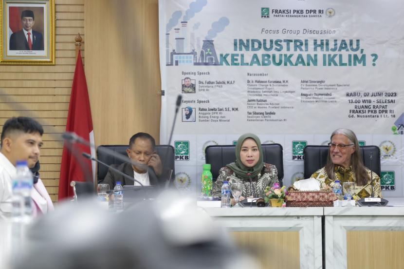 Anggota Komisi VII DPR RI Ratna Juwita Sari (kedua dari kanan) dalam FGD terkait upaya mengantisipasi dampak perubahan iklim, di gedung DPR, Rabu (7/6/2023).