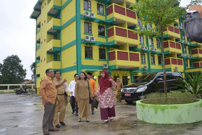 Anggota Komisi VIII DPR RI Ledia Hanifa Amaliah saat meninjau persiapan pembangunan asrama haji di kawasan Labersa, Pekanbaru, Riau.