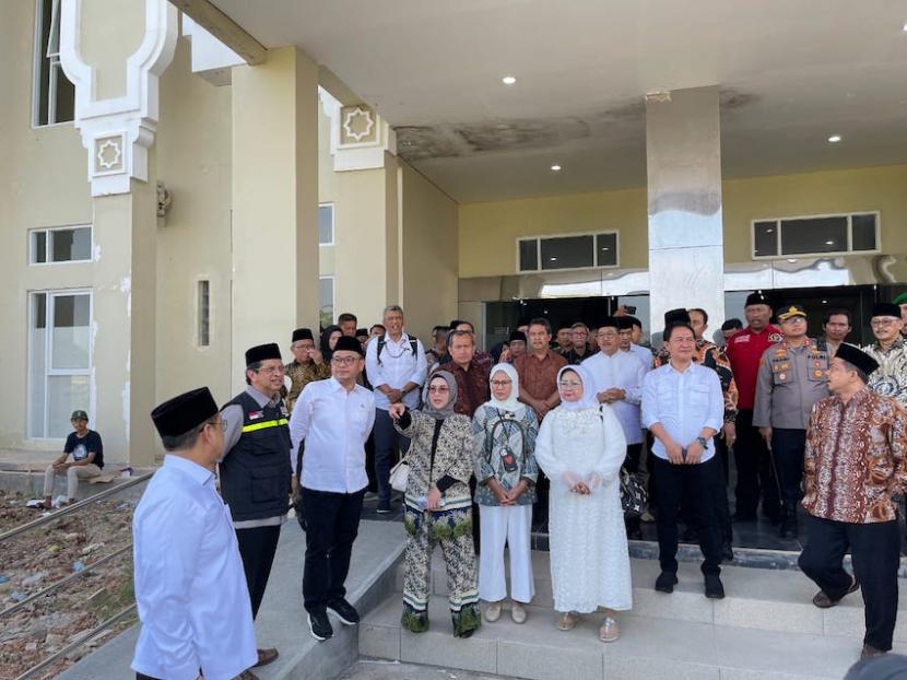 Anggota Komisi VIII DPR RI Selly Andriany Gantina saat melakukan kunjungan ke Asrama Haji Indramayu atau embarkasi di Kabupaten Indramayu, Jawa Barat, Ahad (28/5/2023). 