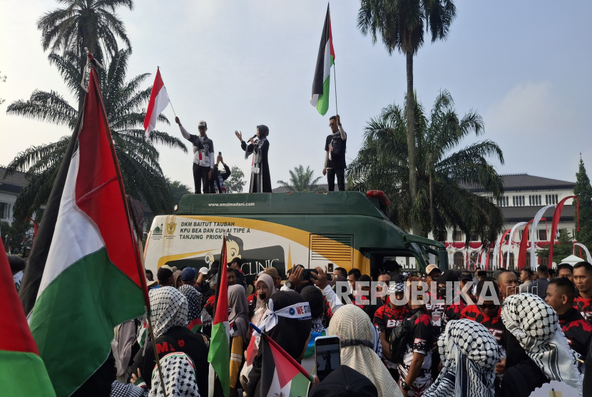 Anggota Komisi VIII DPRI Atalia Praratya Menghadiri Aksi Bela Palestina di Kota Bandung, Jawa Barat, Ahad (24/8/2025).