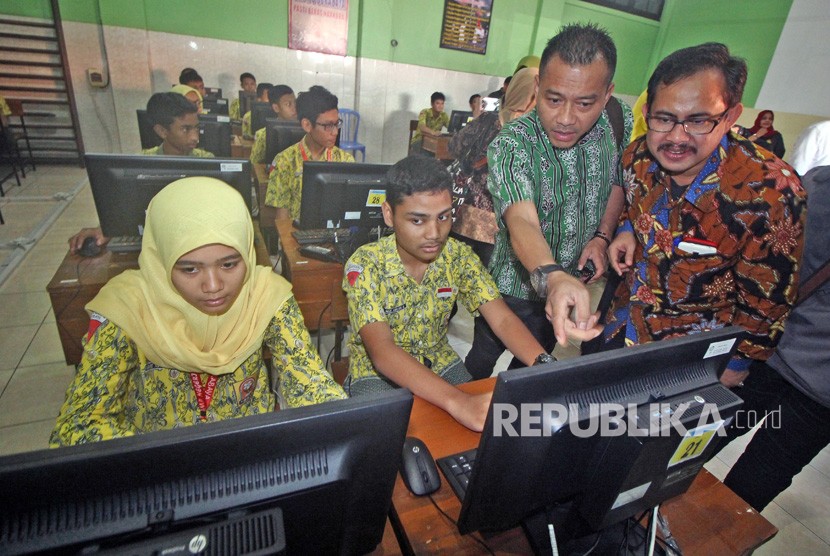 Wakil Ketua Komisi X DPR Sutan Adil Hendra (kanan) memberikan pengarahan kepada murid kelas IX saat berkunjung ke SMP Negeri 3, Surabaya, Jawa Timur, Kamis (5/4). 