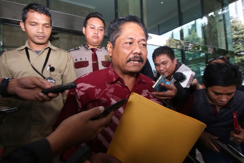Anggota Komisi X DPR dari Fraksi Golkar, Budi Supriyanto dimintai keterangan oleh media setelah menjalani pemeriksaan di Gedung KPK, Jakarta, Rabu (27/1). 