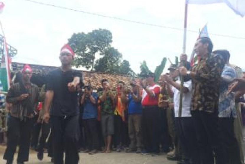 Anggota Komisi X DPR Edhie Baskoro Yudhoyono (kanan) saat memberangkatkan peserta napak tilas Panglima Besar Jenderal Sudirman di Desa Ngunut, Kecamatan Bandar, Kabupaten Pacitan Jawa Timur, Rabu (9/11).