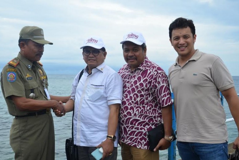Anggota Komisi X DPR Mujib Rohmat saat melakukan kunjungan kerja ke Karimunjawa.