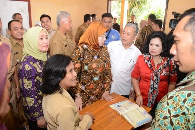 Anggota Komisi X DPR Reni Marlinawati mengunjungi sekolah di Lampung.