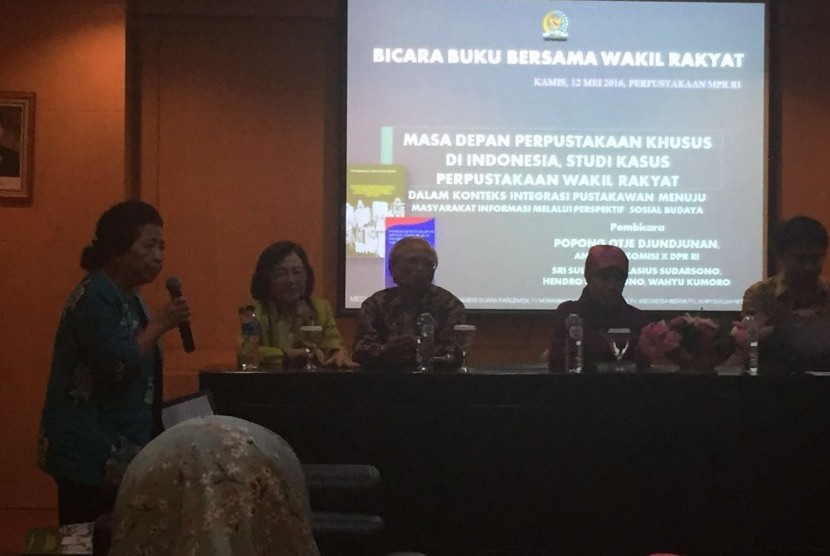 Anggota Komisi X DPR RI, Ceu Popong, memberikan materi dalam acara 'Masa Depan Perpustakaan Khusus di Indonesia, Studi Kasus Perpustakan Wakil Rakyat' di perpustakaan MPR, Jakarta, Kamis (12/5).