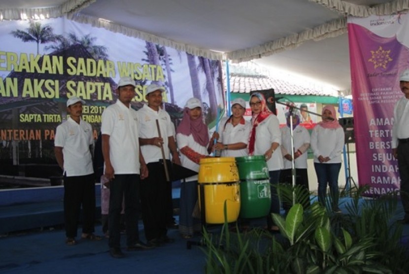Anggota Komisi X DPR RI Laila Istiana menyerahkan alat kebersihan kepada masyarakat Karanganyar, Jawa Tengah.