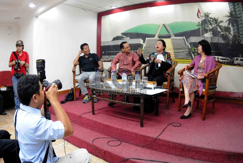  Anggota komisi X DPR RI, Popong Otje (kedua kanan) Ketua IKAPI, Afrizal Sinaro (kedua kiri) serta editor senior PT. Gramedia, Irna Permanasari (kanan) saat diskusi RUU Sistem Perbukuan di DPR RI, Jakarta, Selasa (26/5).  (Republika/Agung Supriyanto)
