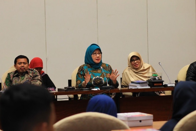 Anggota Komisi X DPR RI Reni Marlinawati menerima Siswa-Siswi SMP Sekolah Islam Terpadu Al Ummah Sukabumi, Kamis (16/3).