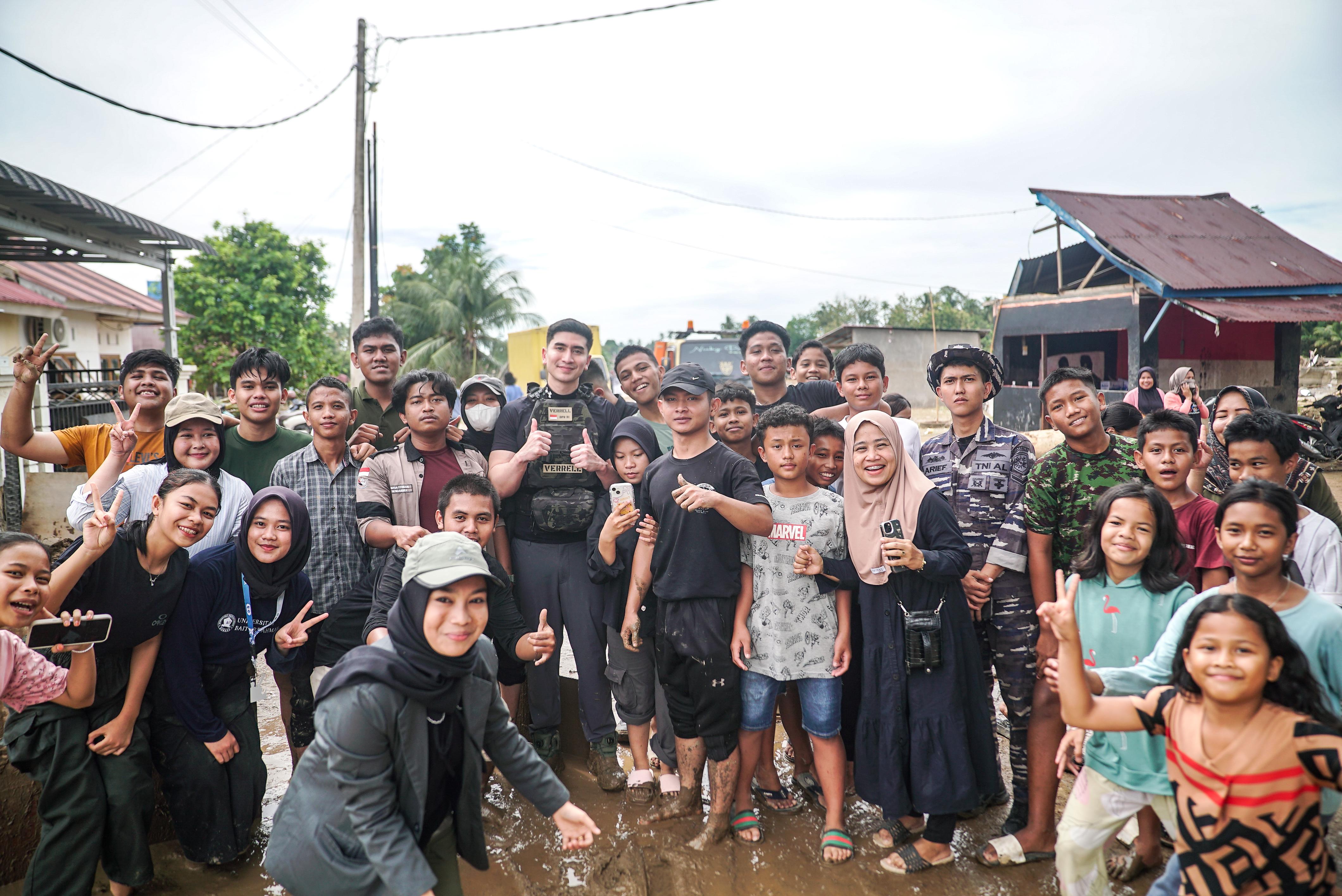 Verrell Bramasta Datangi dan Salurkan Bantuan Korban Bencana di Padang