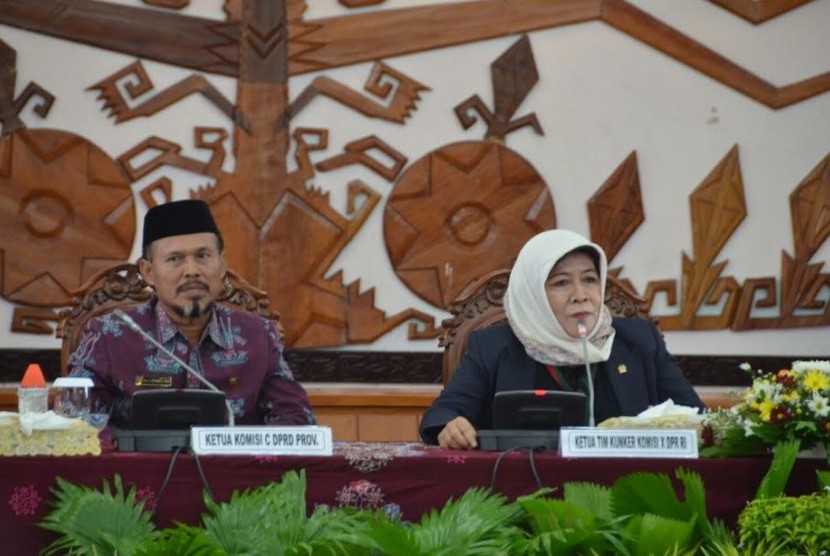  Anggota Komisi X DPR RI Yayuk Sri Rahayuningsih (kiri).