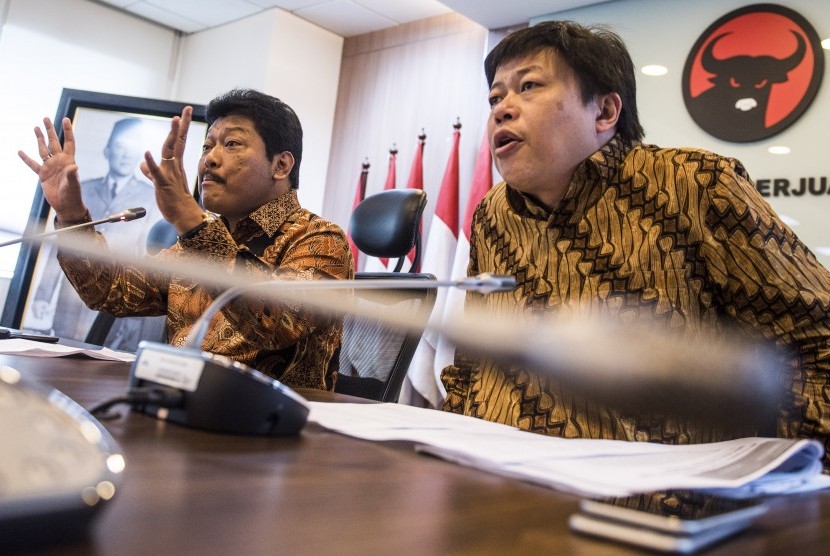Mantan Bendahara Fraksi PDIP DPR Alex Indra Lukman (kanan) diprediksi lolos ke Senayan dari Dapil Sumatra Barat berdasarkan real count Sirekap KPU.