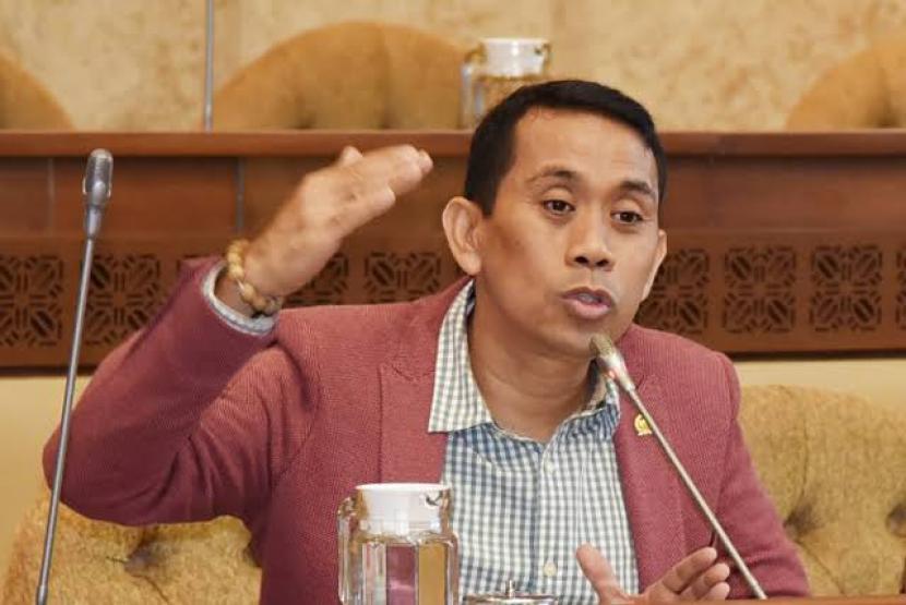 Anggota Komisi XI DPR, Kamrussamad, meminta Komite Stabilitas Sistem Keuangan (KSSK) memperkuat sinergi dan mengantisipasi dampak terburuk.