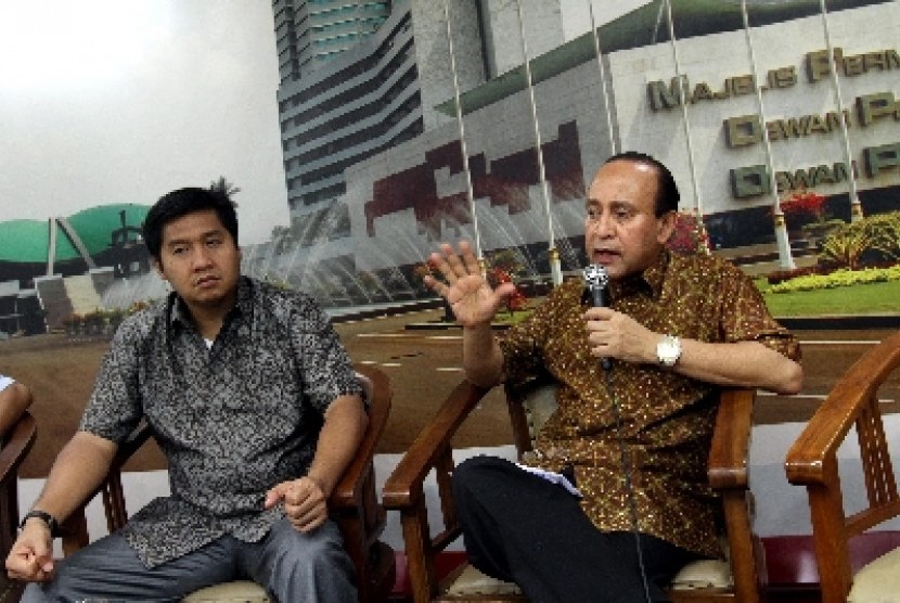  Anggota Komisi XI DPR Maruarar Sirait (kiri) bersama mantan menteri keuangan Hanura Fuad Bawazier.