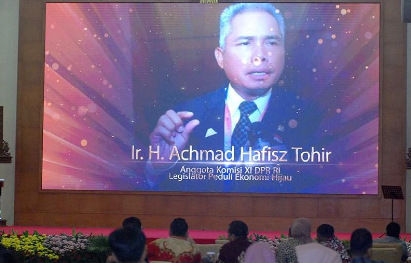 Anggota Komisi XI DPR RI Achmad Hafisz Tohir menerima penghargaan ‘Legislator Peduli Ekonomi Hijau’ dari Koordinatoriat Wartawan Parlemen (KWP) dalam KWP Awards 2023. 