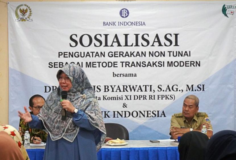 Anggota Komisi XI DPR RI Anis Byarwati mengatakan, secara global dunia sedang menuju transaksi non tunai. Untuk itu ia mengajak masyarakat untuk menggunakan Quick Response Code Indonesian Standard (QRIS).