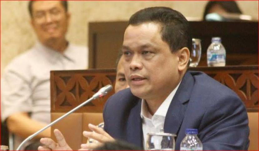 Anggota Komisi XI DPR RI Charles Meikyansah meminta pemerintah segera menyalurkan bantuan sosial (bansos) pengalihan subsidi Bahan Bakar Minyak (BBM) melalui bantalan sosial. 
