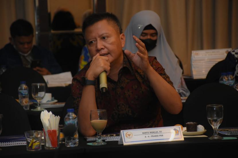 Anggota Komisi XI DPR RI Hendrawan Supratikno meminta Badan Pengelola Dana Perkebunan Kelapa Sawit (BPDPKS) lebih proaktif mensosialisasikan program PSR kepada masyarakat. Permintaan ini disampaikan saat bertemu BPDPKS di Palembang, Sumatra Selatan, Jumat (18/11).  