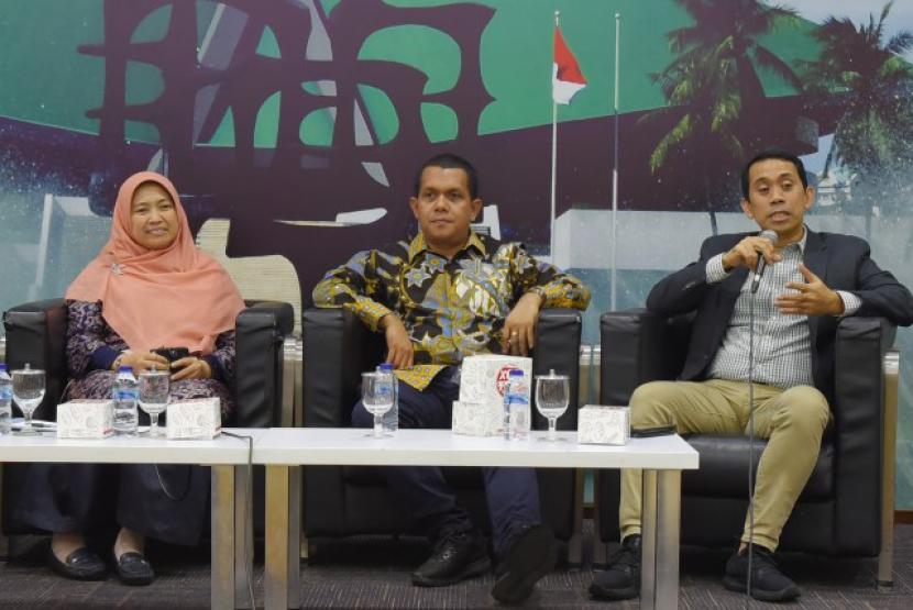 Anggota Komisi XI DPR RI Kamrussamad mengatakan semakin liarnya isu penyebaran virus Corona (COVID-19) telah menyebabkan Indonesia alami resesi ekonomi.