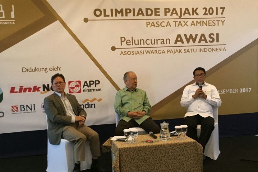anggota Komisi XI DPR RI Mukhamad Misbakhun (kanan) di Annex Building, Wisma Nusantara Thamrin, Jakarta, Kamis (7/12). 