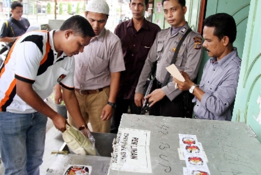   Anggota komisioner Komisi Independen Pemilihan (KIP) membuka kotak suara mengambil dokumen Pemilihan Presiden di kantor KIP Aceh Utara, Provinsi Aceh,