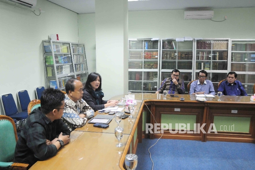  Anggota Komisioner Komnas HAM melakukan pertemuan dengan MUI, untuk menyelidiki kematian Suyono yang tewas setelah ditangkap oleh Densus 88, Jakarta, Rabu (30/3). (Republika/Agung Supriyanto)