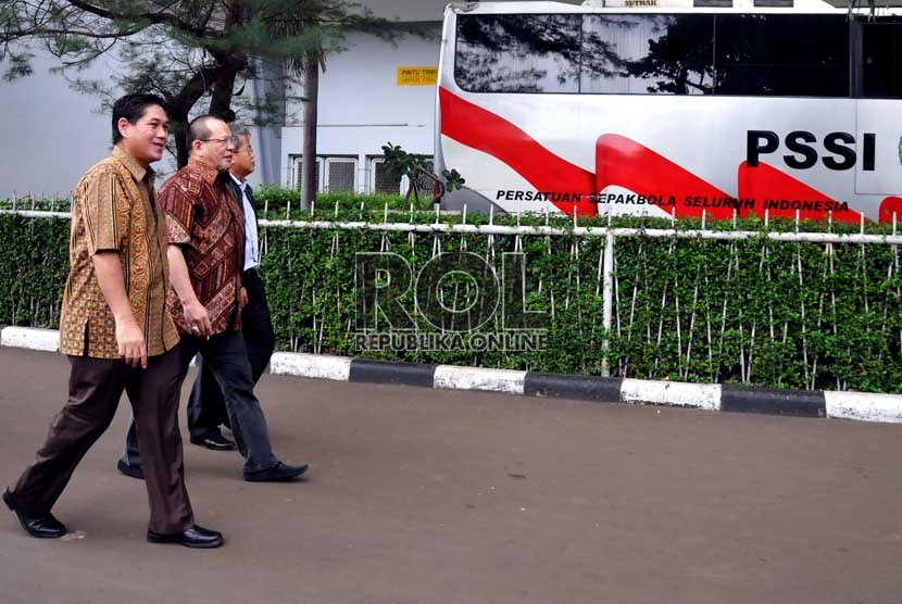  Anggota Komite Eksekutif (Exco) PSSI La Nyalla Mahmud Mattalitti (tengah) bersama anggota Exco PSSI lainya Erwin Dwi Budiawan (kiri) dan Presiden Direktur PT Liga Indonesia Syahril Taher (kanan) berjalan kaki ke kantor PSSI di Jakarta, Jumat (22/2).   (Re