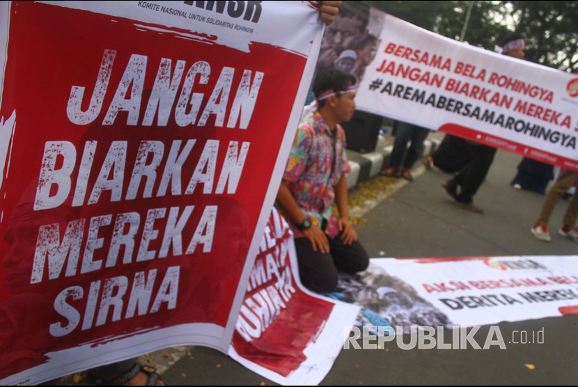  Anggota Komite Nasional Solidaritas Rohingya (KNSR) membawa poster saat berunjukrasa di depan Balaikota Malang, Jawa Timur, Jumat (14/12).