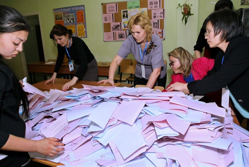 Anggota komite pemilu menghitung surat suara di sebuah tempat pemungutan suara di Astana, Kazakhstan pada Ahad, 20 Maret 2016.