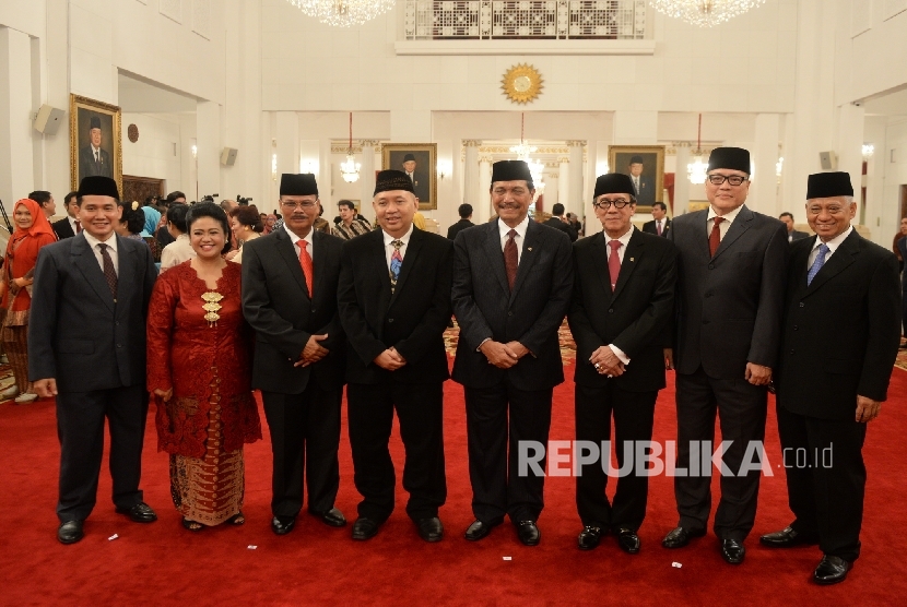 Anggota Kompolnas berfoto bersama usai mengikuti upacara pelantikan oleh Presiden Joko Widodo di Istana Negara, Jakarta, Jumat (13/5).  (Republika/ Wihdan) 