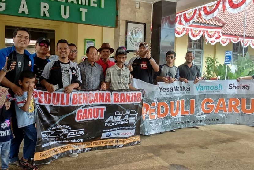 Anggota komunitas Club Ayla Indonesia memberikan bantuan untuk korban banjir bandang Garut, Jawa Barat