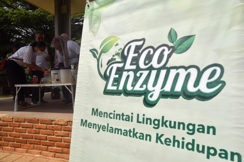 Anggota komunitas Eco Enzyme Bogor memberikan edukasi pembuatan Eco Enzyme kepada warga di Lapangan Heulang, Kota Bogor, Jawa Barat, (ilustrasi). 