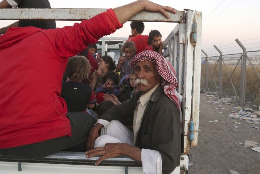 Anggota komunitas etnik Yazidi yang melarikan diri dari serangan ISIS, Sabtu (9/8). 
