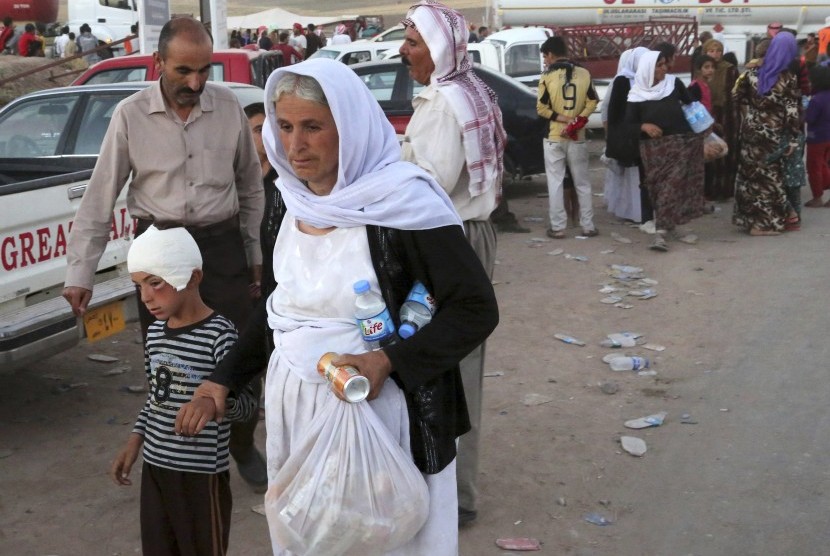 Anggota komunitas etnik Yazidi yang melarikan diri dari serangan ISIS, Sabtu (9/8). 