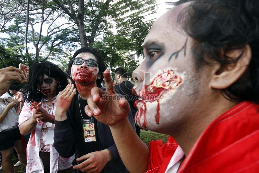   Anggota komunitas Indonesian Zombie Club menggelar aksi dengan berdandan ala Zombie di Jalan MH Thamrin, Jakarta, Ahad (27/1). (Republika/Adhi Wicaksono)
