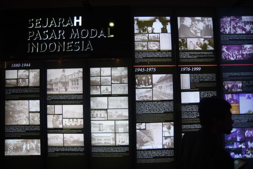 Anggota komunitas investor pasar modal melihat koleksi museum Bursa Efek Indonesia di sela-sela kegiatan gathering di Jakarta, Rabu (22/2).
