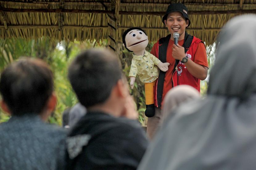 Anggota komunitas Kampung Dongeng Indonesia mendongeng di hadapan anak-anak (ilustrasi)